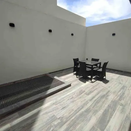 Flat 1, Spacious 3 Bedroom Near Beaches And Countryside דירה *