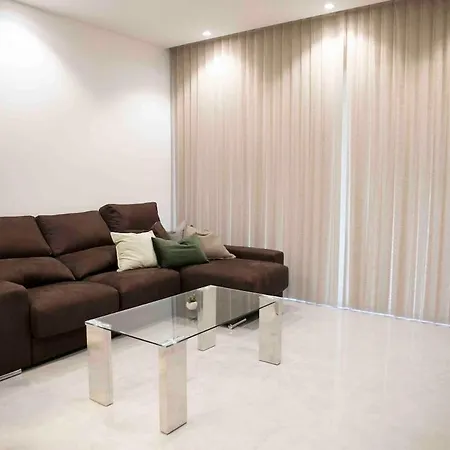 Apartment Flat 1, Large 3 Bedroom Apartment, Near Beaches And Countryside, Sleeps 11 L-Imgarr