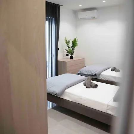 דירה Flat 1, Spacious 3 Bedroom Near Beaches And Countryside *