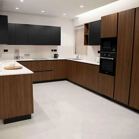 דירה Flat 1, Spacious 3 Bedroom Near Beaches And Countryside