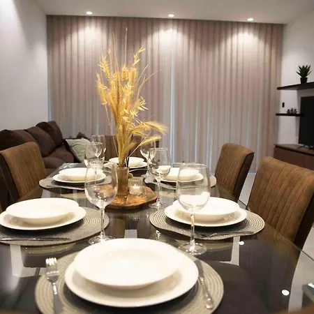 Flat 1, Spacious 3 Bedroom Near Beaches And Countryside דירה *