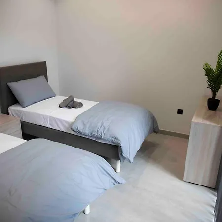 דירה Flat 1, Spacious 3 Bedroom Near Beaches And Countryside *