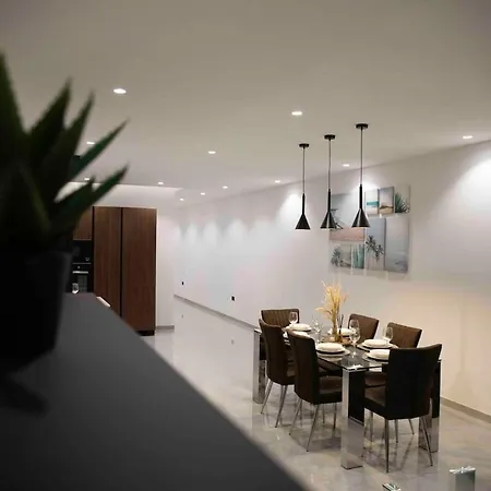 Flat 1, Spacious 3 Bedroom Near Beaches And Countryside דירה