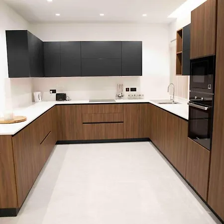 דירה Flat 1, Spacious 3 Bedroom Near Beaches And Countryside