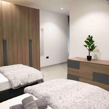 דירה Flat 1, Spacious 3 Bedroom Near Beaches And Countryside L-Imgarr