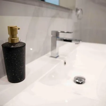 Flat 1, Spacious 3 Bedroom Near Beaches And Countryside *