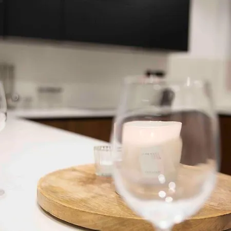 דירה Flat 1, Spacious 3 Bedroom Near Beaches And Countryside *