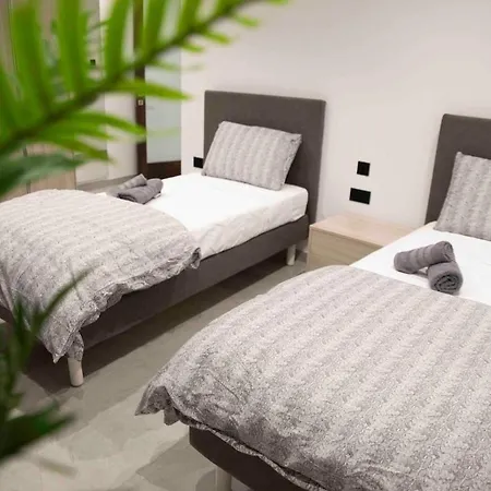 Flat 1, Large 3 Bedroom Apartment, Near Beaches And Countryside, Sleeps 11 *