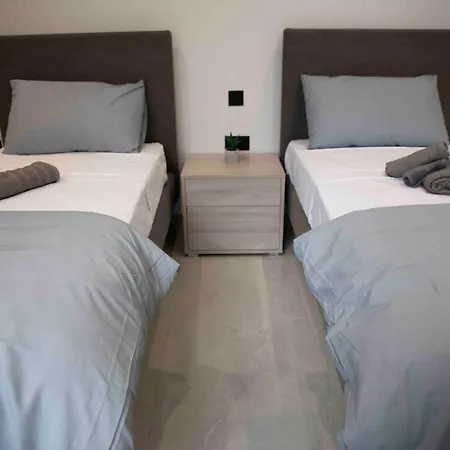 Flat 1, Spacious 3 Bedroom Near Beaches And Countryside דירה