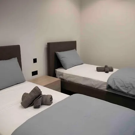 Flat 1, Spacious 3 Bedroom Near Beaches And Countryside דירה *