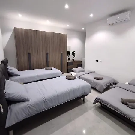 Flat 1, Large 3 Bedroom Apartment, Near Beaches And Countryside, Sleeps 11 Apartament L-Imgarr