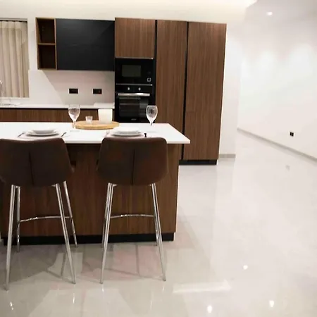 Flat 1, Spacious 3 Bedroom Near Beaches And Countryside L-Imgarr