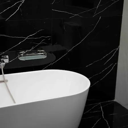 Flat 1, Spacious 3 Bedroom Near Beaches And Countryside דירה