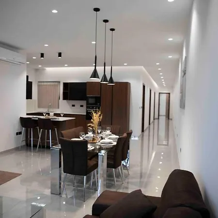 דירה Flat 1, Spacious 3 Bedroom Near Beaches And Countryside