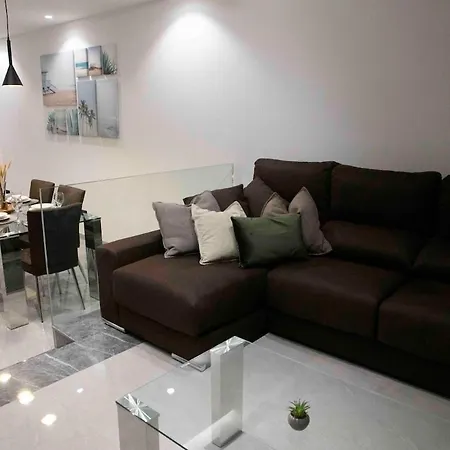 דירה Flat 1, Spacious 3 Bedroom Near Beaches And Countryside *