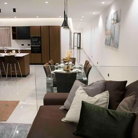 Flat 1, Large 3 Bedroom Apartment, Near Beaches And Countryside, Sleeps 11 * L-Imgarr