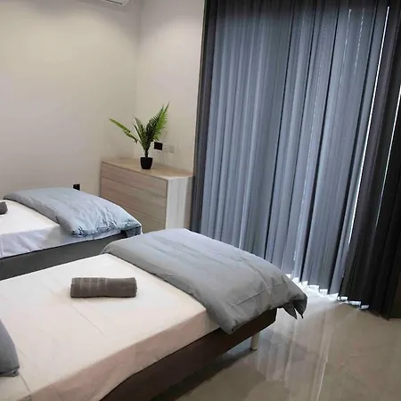 דירה Flat 1, Spacious 3 Bedroom Near Beaches And Countryside