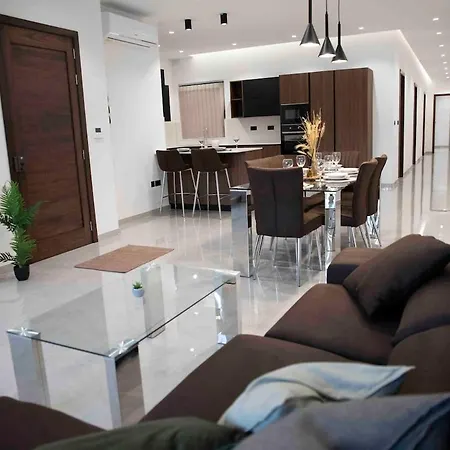 Flat 1, Large 3 Bedroom Apartment, Near Beaches And Countryside, Sleeps 11 L-Imgarr