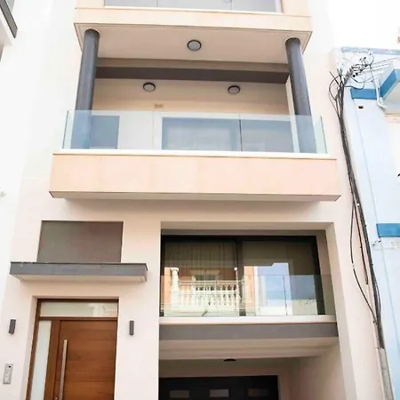 Flat 1, Spacious 3 Bedroom Near Beaches And Countryside דירה *