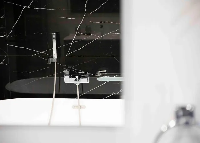 Apartment Flat 1, Spacious 3 Bedroom Near Beaches And Countryside *