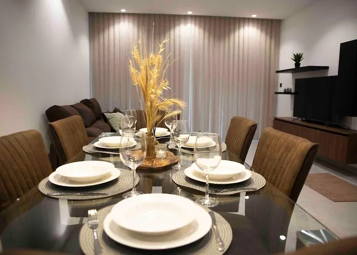 Flat 1, Spacious 3 Bedroom Near Beaches And Countryside Apartment *