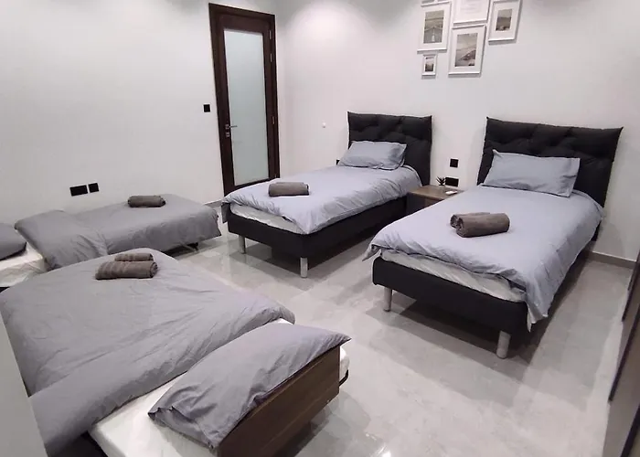 Flat 1, Spacious 3 Bedroom Near Beaches And Countryside