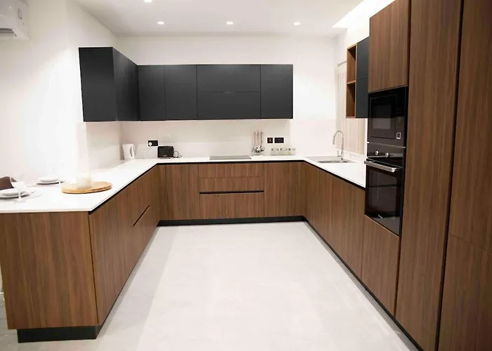 Apartment Flat 1, Spacious 3 Bedroom Near Beaches And Countryside