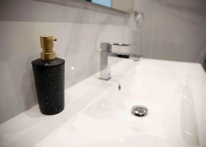 Flat 1, Spacious 3 Bedroom Near Beaches And Countryside *