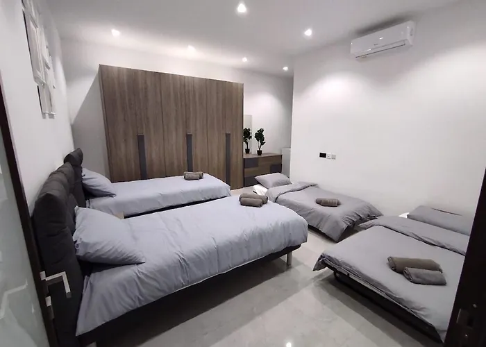 Flat 1, Spacious 3 Bedroom Near Beaches And Countryside Apartment L-Imgarr