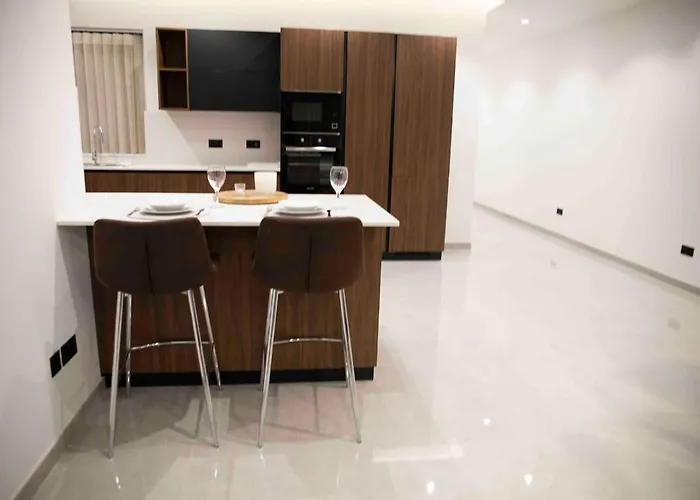 Flat 1, Spacious 3 Bedroom Near Beaches And Countryside L-Imgarr