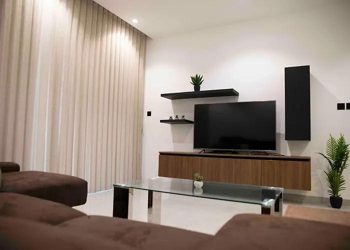 Apartment Flat 1, Spacious 3 Bedroom Near Beaches And Countryside L-Imgarr