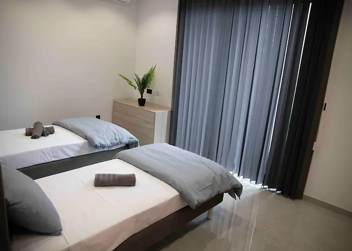 Apartment Flat 1, Spacious 3 Bedroom Near Beaches And Countryside