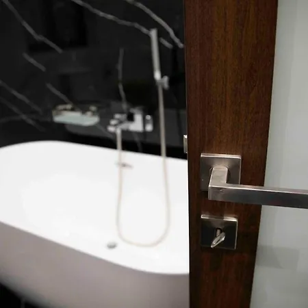 Apartament Flat 1, Spacious 3 Bedroom Near Beaches And Countryside