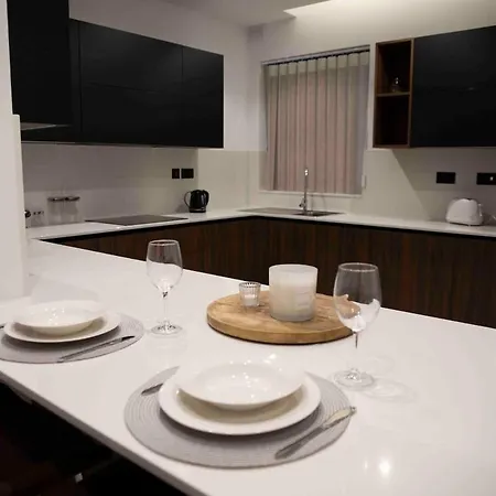 Flat 1, Large 3 Bedroom Apartment, Near Beaches And Countryside, Sleeps 11 *