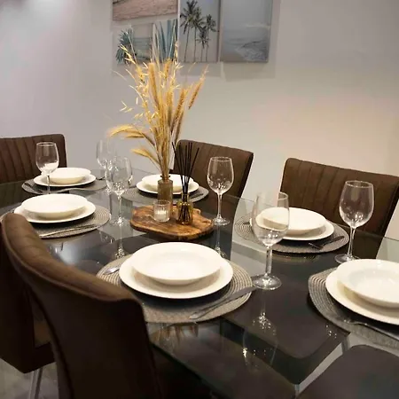 Flat 1, Spacious 3 Bedroom Near Beaches And Countryside