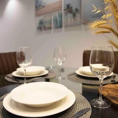 Flat 1, Spacious 3 Bedroom Near Beaches And Countryside Apartament