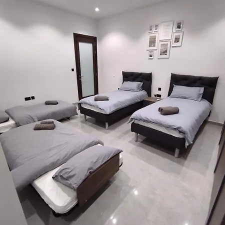 Flat 1, Spacious 3 Bedroom Near Beaches And Countryside