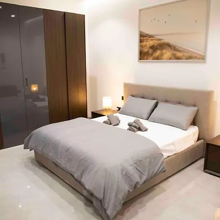 Apartament Flat 1, Spacious 3 Bedroom Near Beaches And Countryside *