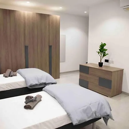 Flat 1, Spacious 3 Bedroom Near Beaches And Countryside * L-Imgarr