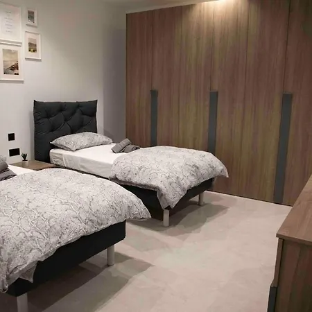 Flat 1, Spacious 3 Bedroom Near Beaches And Countryside