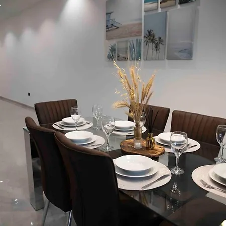 Flat 1, Large 3 Bedroom Apartment, Near Beaches And Countryside, Sleeps 11 アパート