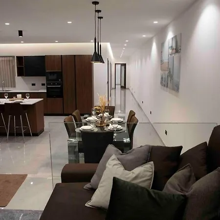 Flat 1, Spacious 3 Bedroom Near Beaches And Countryside Apartament *