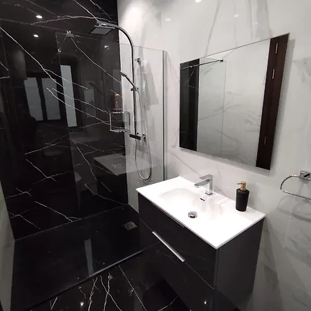 Flat 1, Spacious 3 Bedroom Near Beaches And Countryside * L-Imgarr