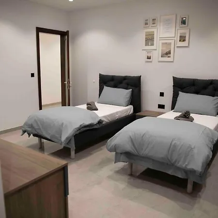 Flat 1, Large 3 Bedroom Apartment, Near Beaches And Countryside, Sleeps 11 * L-Imgarr