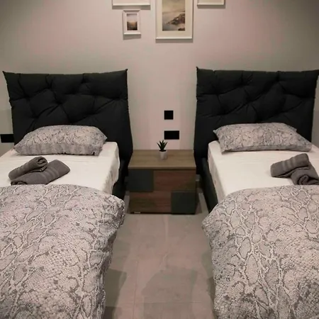 Flat 1, Large 3 Bedroom Apartment, Near Beaches And Countryside, Sleeps 11