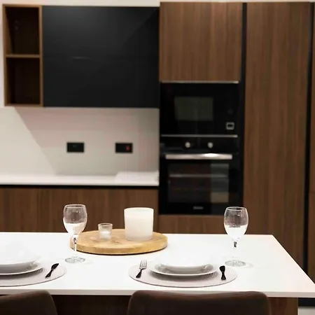 Flat 1, Spacious 3 Bedroom Near Beaches And Countryside Apartament