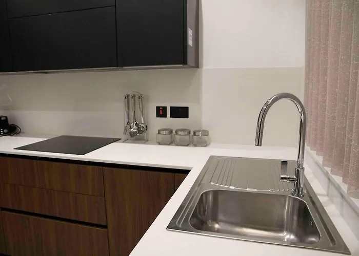 Flat 1, Spacious 3 Bedroom Near Beaches And Countryside Διαμέρισμα