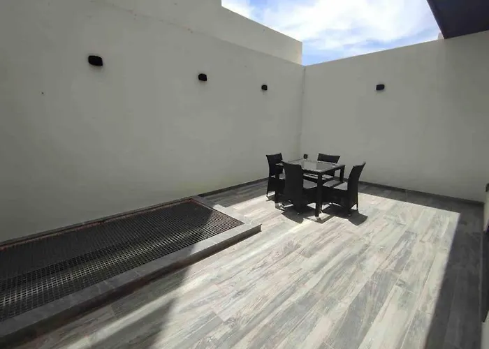 Flat 1, Spacious 3 Bedroom Near Beaches And Countryside Διαμέρισμα *