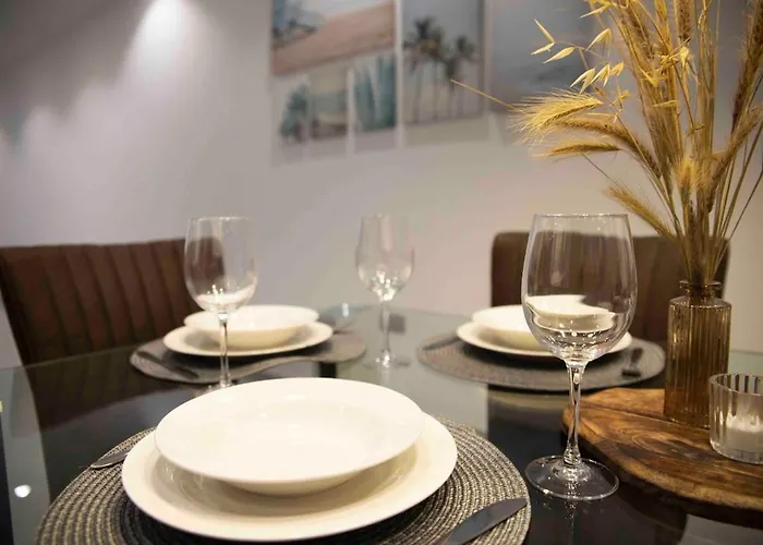 Flat 1, Spacious 3 Bedroom Near Beaches And Countryside Διαμέρισμα