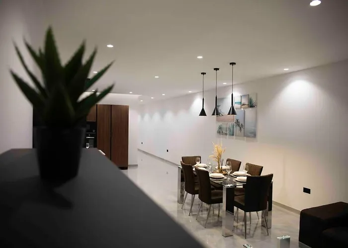 Flat 1, Spacious 3 Bedroom Near Beaches And Countryside Διαμέρισμα